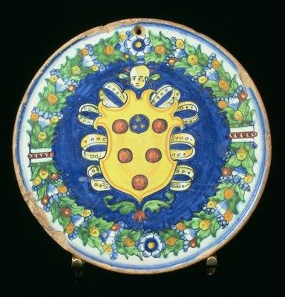 Maiolica-plade med Medici-våbenskjoldet med en kant af løv og frugt, italiensk, 1500-tallet af Italian School