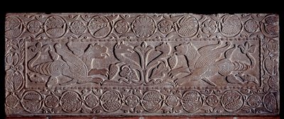 Brystning af sten dækket med lave relieffer, der repræsenterer Livets Træ, dragernes vinger, Fra Teodotes sarkofag, 8. århundrede af Italian School