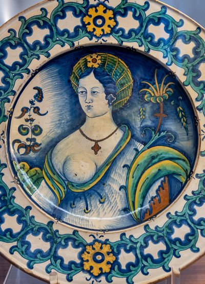 Tallerken dekoreret af en smuk kvindebuste, med tornekronemotiv, første halvdel af 1500-tallet (majolica) af Italian School