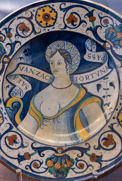 Tallerken dekoreret af en smuk kvindebuste, med motiv, første halvdel af 1500-tallet (majolica) af Italian School