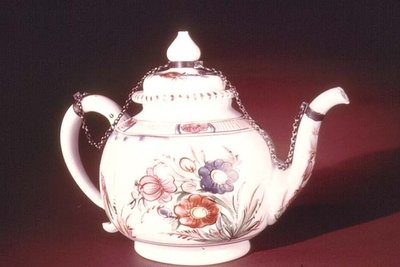 Tekande med emaljeret blomsterdesign, muligvis venetiansk, ca. 1750 (porcelæn) af Italian School