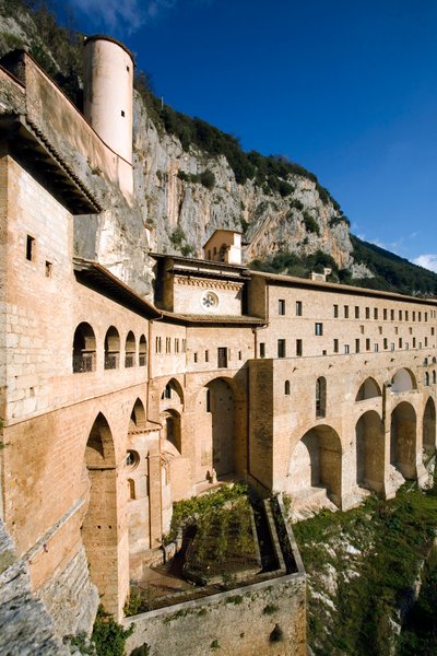 Udsigt over klosteret St. Benedetto (Sacro Speco) bygget fra det 12. århundrede, Subiaco (Rom), Italien af Italian School