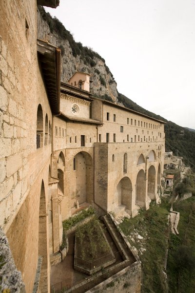 Udsigt over klosteret St. Benedetto (Sacro Speco) bygget fra det 12. århundrede, Subiaco (Rom), Italien af Italian School