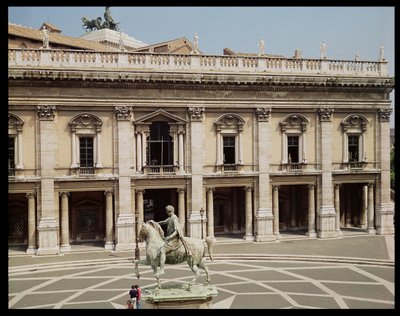 Udsigt over Palazzo Nuovo og rytterstatuen af Marcus Aurelius (121-180 e.Kr.) af Italian School