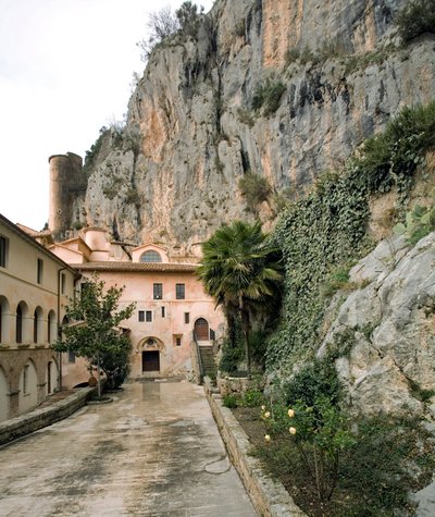 Udsigt over gården til "Corvi" (krager), klosteret St. Benedetto (Sacro Speco) bygget fra det 12. århundrede, Subiaco (Rom), Italien af Italian School