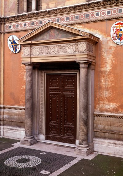 Udsigt over våbenhuset med en marmorfrise, som viser (fra venstre mod højre) Pastore (den første kirkeejer), Pudenziana, Prassede og deres far Pudens, i midten det mystiske lam af Italian School