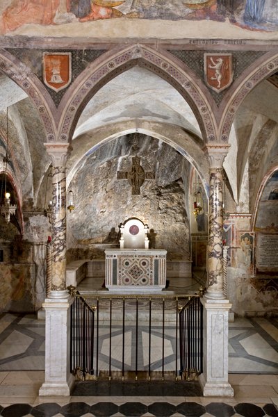 Udsigt over den øvre kirkes præstegård med hovedalteret i kosmatesk stil. 13. århundrede. Klosteret Saint Benedetto (Sacro Speco), Subiaco (Rom), Italien af Italian School
