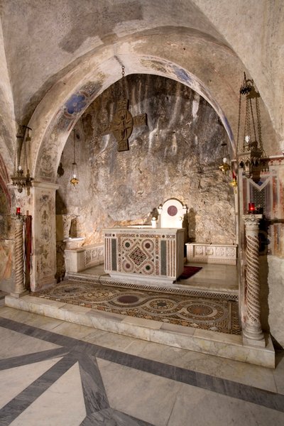 Udsigt over den øvre kirkes præstegård med hovedalteret i kosmatesk stil. 13. århundrede. Klosteret Saint Benedetto (Sacro Speco), Subiaco (Rom), Italien af Italian School