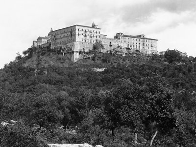 Generelt billede af klosterets ydre på Monastery Hill af Italian School Italian School