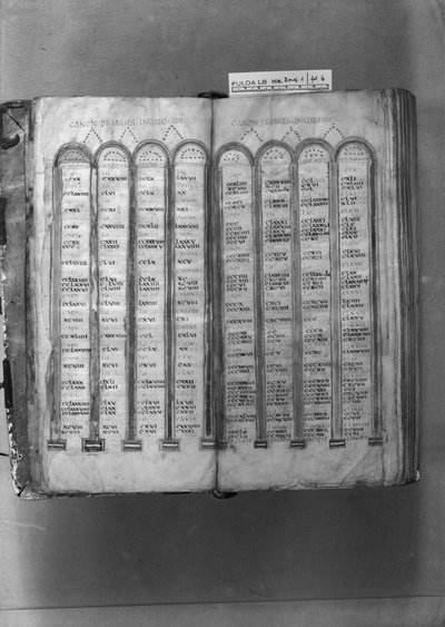 MS ff.5v-6r kanontabeller, fra Codex Fuldensis af Italian School Italian School