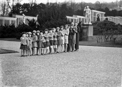 Cavendish familiegruppe på 16 børnebørn i haverne i Chatsworth, Derbyshire, 1930 af JR Board