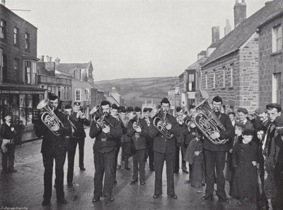 Helston Flora Day, der spiller Furry Dance af J. Benjamin Stone