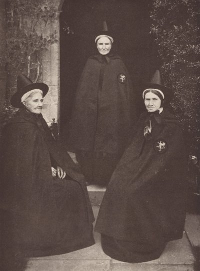 Almisserne på Castle Acre i deres interessante kostumer (s/h-foto) af J. Benjamin Stone