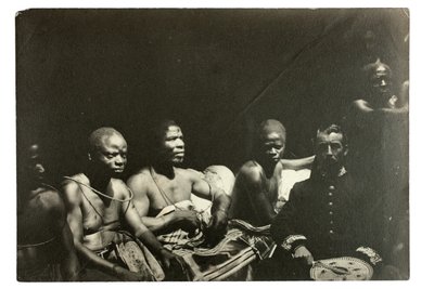 Kaptajn Gallwey og Edo-høvdinge, Benin, Nigeria, 1892 (gelatinesølvtryk) af J. H. Swainson