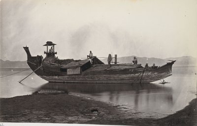 Et billede af en laung-zat eller risbåd, der ligger fortøjet ved siden af Irrawaddy-floden. af J. Jackson