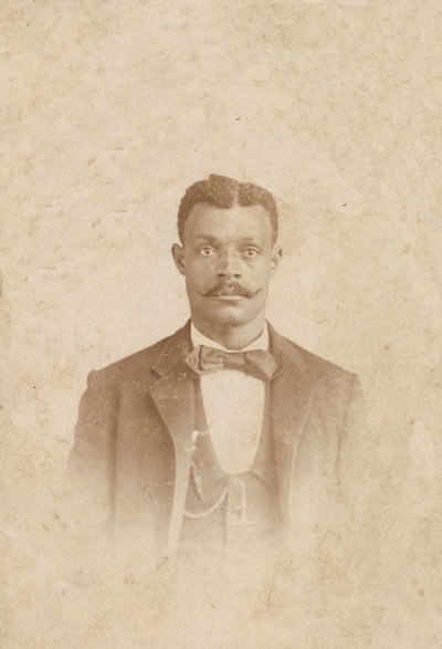 Fotografi af en mand i jakkesæt, vest og slips, 1880