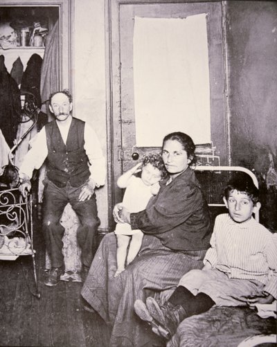 Indvandrerfamilie, Lower East Side, New York City, ca. 1910 (s/h-foto) af Jacob August Riis