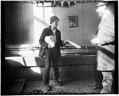 Portræt af en avismand, der rækker et papir til en mand i, hvad der ser ud til at være et toilet på Duane Street Lodging House af Jacob August Riis