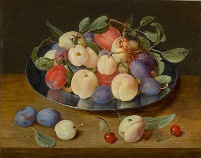 Stilleben med blommer og ferskner på en tintallerken, med blommer, en fersken og kirsebær, alt sammen på et bord af Jacob van Hulsdonck
