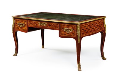 Sen Louis XV bureauplat, tredje fjerdedel af det 18. århundrede (ormolu monteret tulipantræ, amaranth, læder og parket) af Jacques (attr. to) Birckle