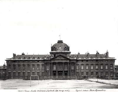 Facade og kuppel af Ecole Militaire, bygget 1751-73 af Jacques Ange Gabriel