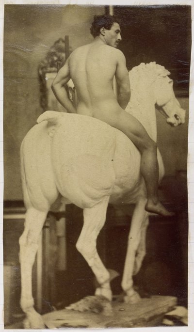 Studie af en mandlig nøgenmodel, siddende på en gipshest, i Jacques de Lalaings atelier, mulig forundersøgelse til Equestrian Portrait, Museum of Fine Arts Gent af Jacques Lalaing (attributed to)