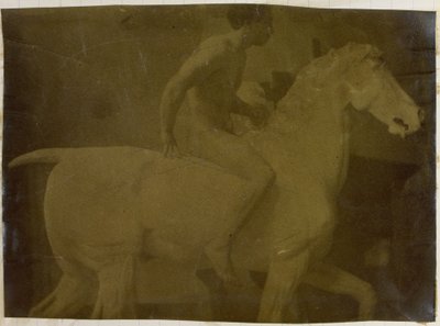 Studie af en mandlig nøgenmodel, siddende på en gipshest, i Jacques de Lalaings atelier, mulig forundersøgelse til Equestrian Portrait, Museum of Fine Arts Gent af Jacques Lalaing (attributed to)