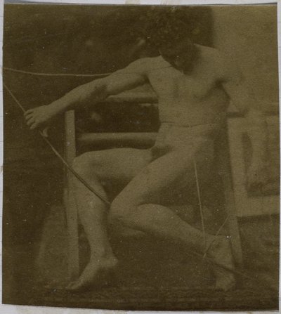 Studie af en mandlig nøgenmodel siddende på et trin, set forfra med et reb og sløjfe på skødet, i Jacques de Lalaings studie af Jacques Lalaing (attributed to)