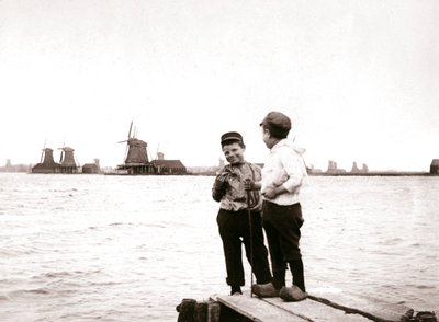 Drenge ved en kanal, Laandam, Holland, 1898. af James Batkin