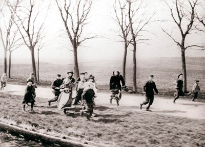 Børn løber langs en kanal, Monnickendam, Holland, 1898. af James Batkin