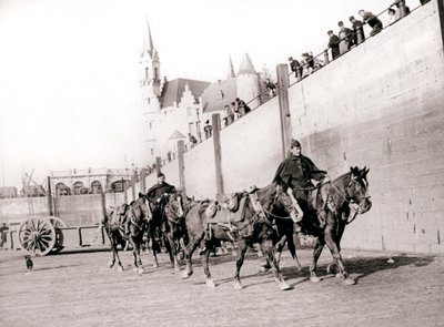 Ryttere, Antwerpen, 1898. af James Batkin