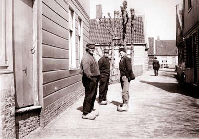 Mænd i traditionel dragt, Broek, Holland, 1898. af James Batkin