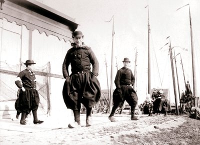 Mænd i traditionel kjole, Marken Island, Holland, 1898 af James Batkin