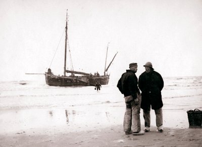 Mænd ved kysten, Scheveningen, Holland, 1898. af James Batkin