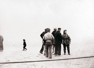 Mænd ved kysten, Scheveningen, Holland, 1898. af James Batkin