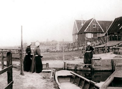 Kvinder i traditionel kjole, Marken Island, Holland, 1898 af James Batkin
