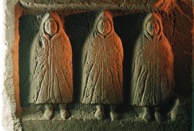 En reliefskulptur, der forestiller lokale guder, som er kappet mod kulden. Housesteads R... af James L Stanfield