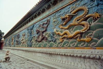 En kvinde fotograferer Nine-Dragon Screen. Beihai Park, Beijing, Folkerepublikken Kina. af James L Stanfield