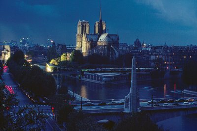 Udvendigt billede af Notre Dame om natten. Paris, Frankrig. af James L Stanfield