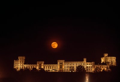 Måneopgang over Windsor Castle. Windsor, England. af James L Stanfield