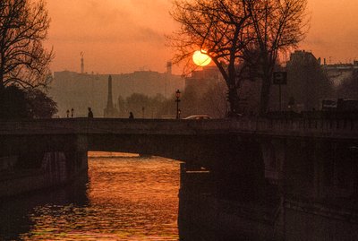 Solopgang over Seinen nær Ile de la Cite. PARIS, FRANKRIG. af James L Stanfield