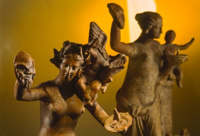 Terrakottaskulpturer af Afrodite med den bevingede Eros på skulderen. Veria, Makedonien, Grækenland. af James L Stanfield