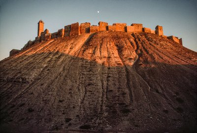 Det gamle citadel i Aleppo ligger på en høj. Aleppo, Syrien. af James L Stanfield