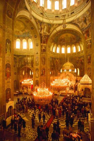 Turister dominerer gudstjenesterne i Alexander Nevski-katedralen. Sofia, Bulgarien. af James L Stanfield