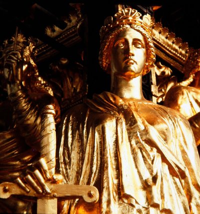 Retfærdighed, en af de fire kardinaldyder fra baldakintårnet i Albert Memorial, færdiggjort i 1876 (forgyldt bronze) af James Redfern