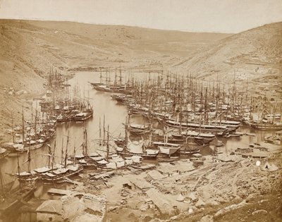 Balaklava Havn, ser mod nord, 1856 (sepia foto) af James Robertson