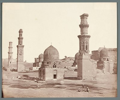 Egypten. Kairo. Den sydlige nekropol. I forgrunden minareten ved Ali Badr Al-Karafis mausoleum (1300-1310), i baggrunden Kusum-minareten fra mamluktiden af James Robertson