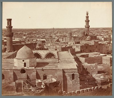 Egypten. Kairo. Oversigtsbillede - i baggrunden madrasa-mausoleet for Umm As-Sultan Sza