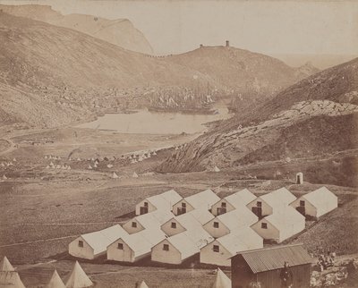 Hutted Camp med Balaclava Havn i Afstand af James Robertson
