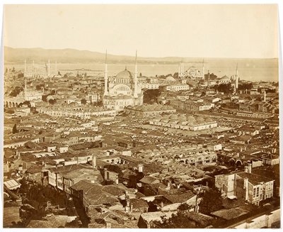 «Nuri Osmaniye» [Istanbul. Bypanorama med udsigt til moskéerne: Nuruosmaniye-moskéen (i midten), Den Blå Moské (i baggrunden til højre) og Ayasofya (Hagia Sophia) (til venstre)] af James Robertson